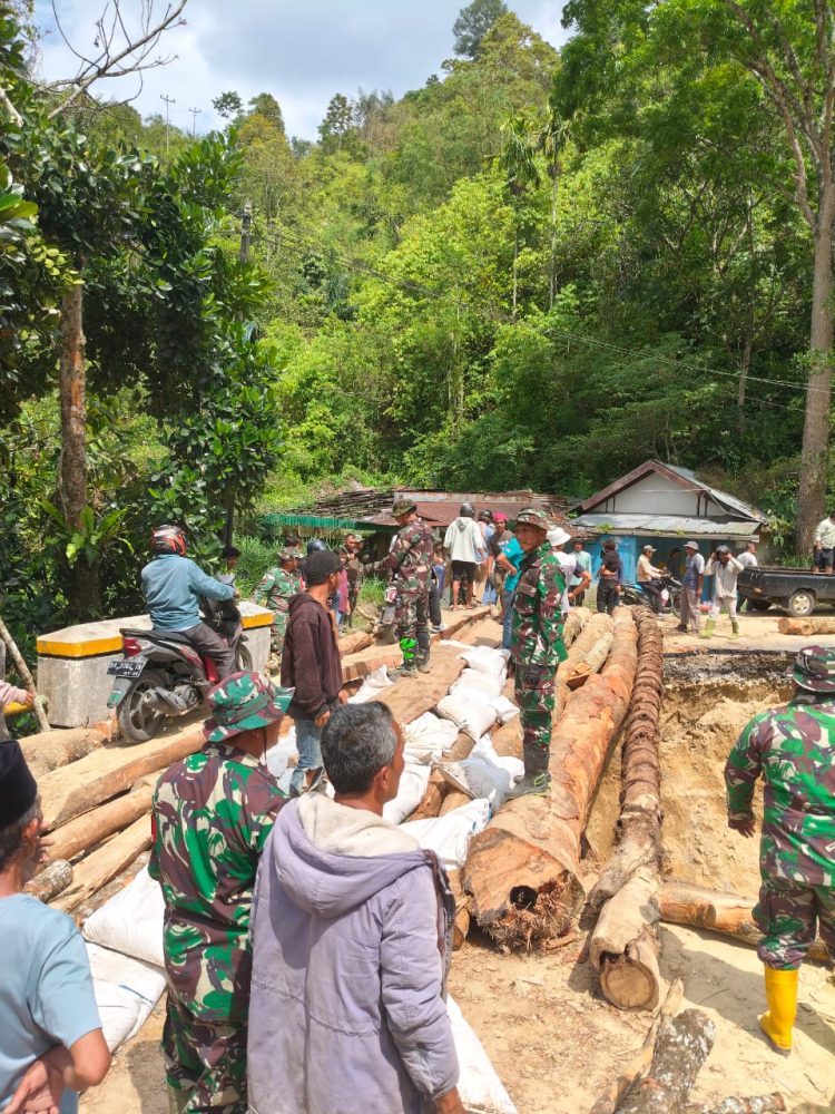 TNI dan Warga Bangun Jembatan Darurat Pulihkan Akses Vital Bukittinggi–Matur