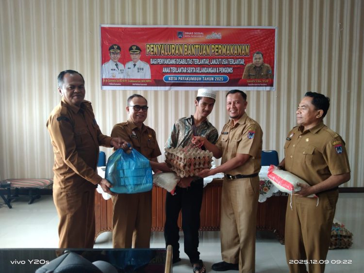 Pemko Payakumbuh Serahkan Bantuan Pada Kelompok Rentan Untuk Periode Oktober – Desember 2025