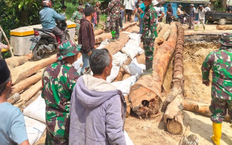 TNI dan Warga Bangun Jembatan Darurat Pulihkan Akses Vital Bukittinggi–Matur