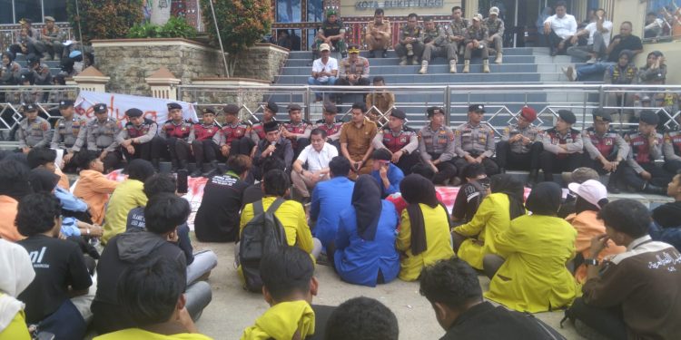 Mahasiswa di DPRD Bukittinggi: Dari Jam Gadang 100 Tahun hingga Kritik Pedas ke Istana