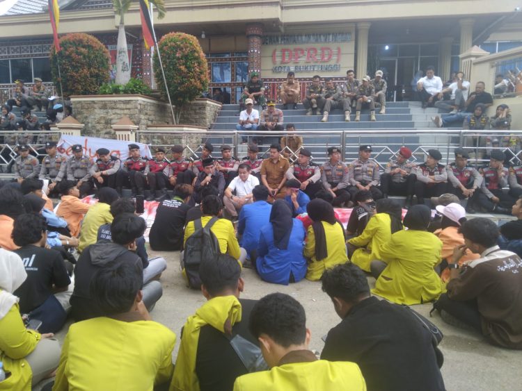 Mahasiswa di DPRD Bukittinggi: Dari Jam Gadang 100 Tahun hingga Kritik Pedas ke Istana