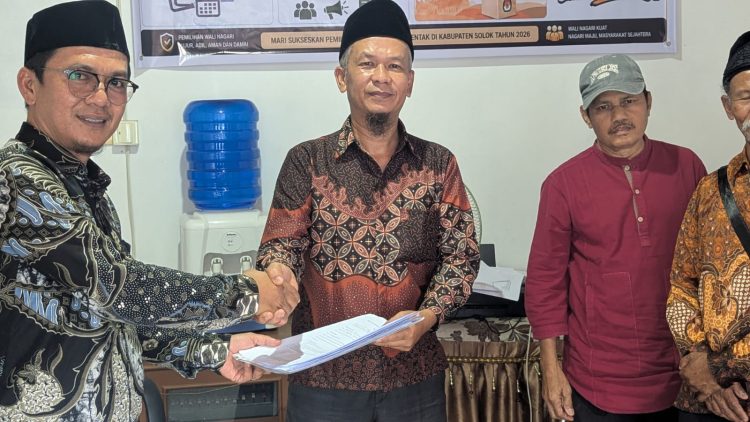 Mendaftar ke P2WN Muaro Paneh, Hendra Sefriza Diantar Niniek Mamak