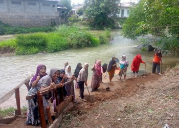 Warga Balai Pinang Kompak Bersihkan Tapian Aie Ata