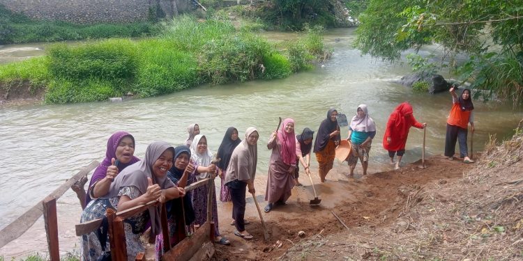 Warga Balai Pinang Kompak Bersihkan Tapian Aie Ata