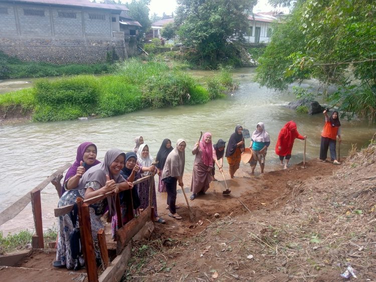 Warga Balai Pinang Kompak Bersihkan Tapian Aie Ata