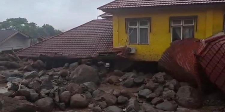 Banjir Bandang Terjang Arosuka Solok, 1 Warga Dilaporkan Hilang