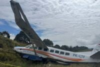 Pesawat Caravan PK-LTF milik Asian One Air di Bandara Bilorai, Intan Jaya, Papua Tengah. (Foto: ANTARA/HO Humas Polda Papua Tengah)