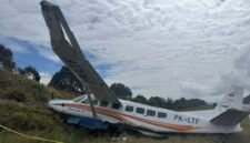 Pesawat Caravan PK-LTF milik Asian One Air di Bandara Bilorai, Intan Jaya, Papua Tengah. (Foto: ANTARA/HO Humas Polda Papua Tengah)