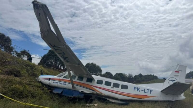 Pesawat Caravan PK-LTF milik Asian One Air di Bandara Bilorai, Intan Jaya, Papua Tengah. (Foto: ANTARA/HO Humas Polda Papua Tengah)