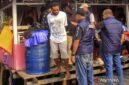 Personel Ditresnarkoba Polda Papua mengamankan tersangka saat penggerebekan narkoba di Kampung Vietnam, Jayapura. (Foto: ANTARA FOTO)