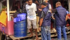 Personel Ditresnarkoba Polda Papua mengamankan tersangka saat penggerebekan narkoba di Kampung Vietnam, Jayapura. (Foto: ANTARA FOTO)