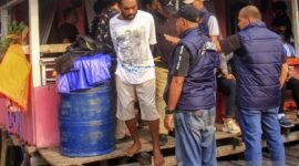 Personel Ditresnarkoba Polda Papua mengamankan tersangka saat penggerebekan narkoba di Kampung Vietnam, Jayapura. (Foto: ANTARA FOTO)