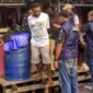 Personel Ditresnarkoba Polda Papua mengamankan tersangka saat penggerebekan narkoba di Kampung Vietnam, Jayapura. (Foto: ANTARA FOTO)