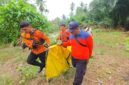 Tim SAR gabungan mengevakuasi balita yang hanyut di sungai Nagari Toboh Gadang, Padang Pariaman. (Foto: Dok. Tim SAR Padang)