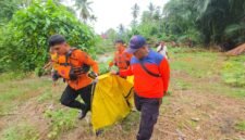 Tim SAR gabungan mengevakuasi balita yang hanyut di sungai Nagari Toboh Gadang, Padang Pariaman. (Foto: Dok. Tim SAR Padang)