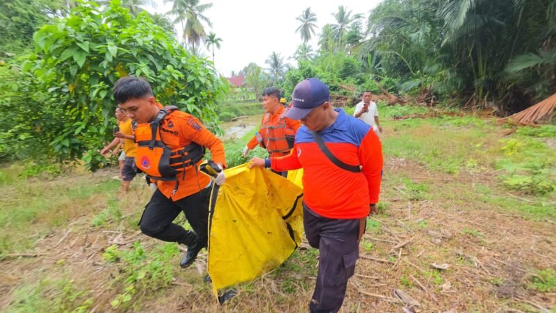 Tim SAR gabungan mengevakuasi balita yang hanyut di sungai Nagari Toboh Gadang, Padang Pariaman. (Foto: Dok. Tim SAR Padang)