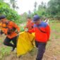 Tim SAR gabungan mengevakuasi balita yang hanyut di sungai Nagari Toboh Gadang, Padang Pariaman. (Foto: Dok. Tim SAR Padang)