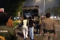 Petugas Satpol PP Kota Padang saat patroli penertiban muda-mudi dini hari. (Foto: Dok. Satpol PP Padang)