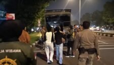 Petugas Satpol PP Kota Padang saat patroli penertiban muda-mudi dini hari. (Foto: Dok. Satpol PP Padang)