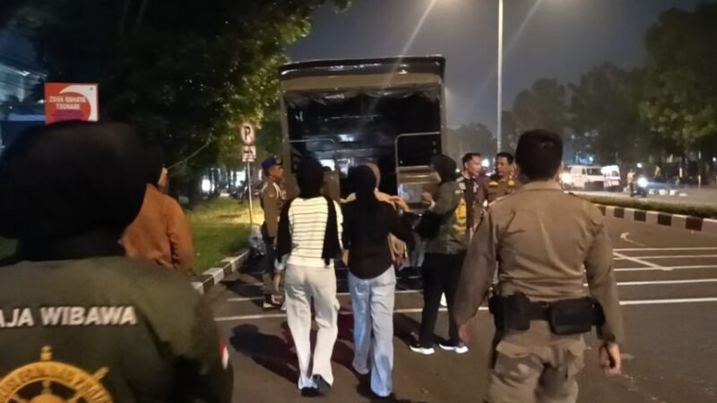 Petugas Satpol PP Kota Padang saat patroli penertiban muda-mudi dini hari. (Foto: Dok. Satpol PP Padang)