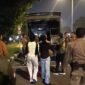 Petugas Satpol PP Kota Padang saat patroli penertiban muda-mudi dini hari. (Foto: Dok. Satpol PP Padang)