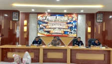 Konferensi pers pengungkapan kasus curas yang menewaskan lansia di Solok Selatan. (Foto: Dok. Humas Polres Solok Selatan)