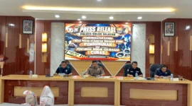 Konferensi pers pengungkapan kasus curas yang menewaskan lansia di Solok Selatan. (Foto: Dok. Humas Polres Solok Selatan)