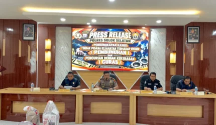 Konferensi pers pengungkapan kasus curas yang menewaskan lansia di Solok Selatan
